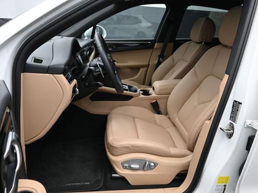 White 2025 Porsche Macan Base