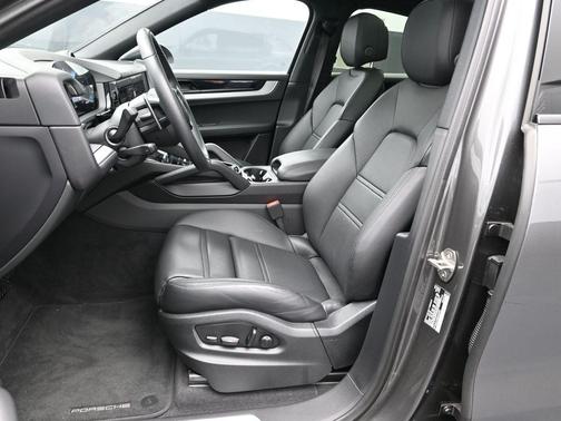 Quartzite Grey Metallic 2025 Porsche Cayenne AWD