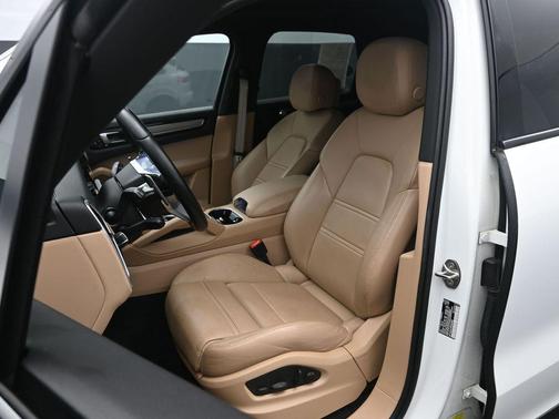 2023 Porsche Cayenne Platinum Edition