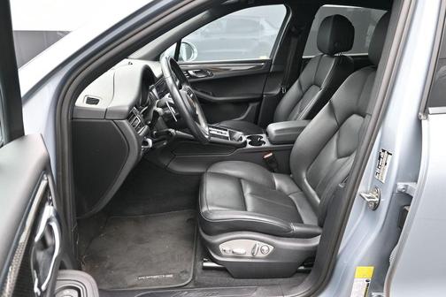 Dolomite Silver Metallic 2023 Porsche Macan