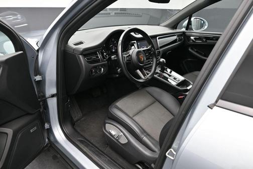 Dolomite Silver Metallic 2022 Porsche Macan Base
