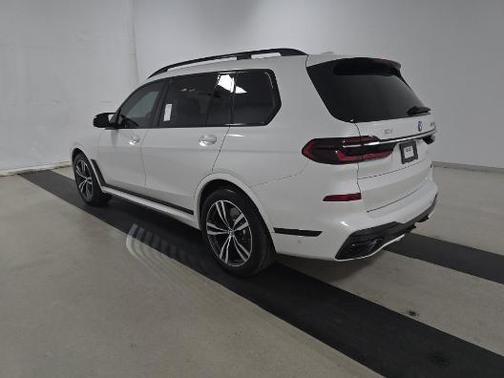 Mineral White Metallic 2023 BMW X7 M60i