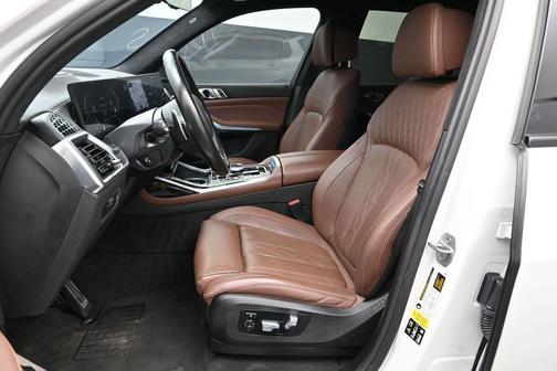 Mineral White Metallic 2023 BMW X7 M60i