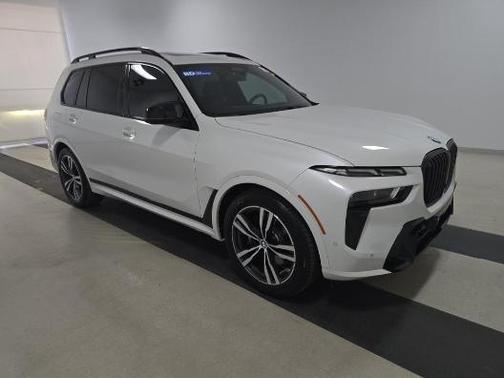 Mineral White Metallic 2023 BMW X7 M60i