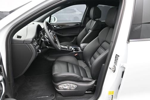Carrara White Metallic 2026 Porsche Macan Base