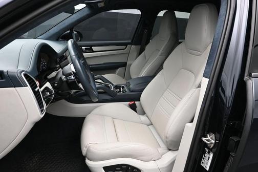 Moonlight Blue Metallic 2023 Porsche Cayenne GTS