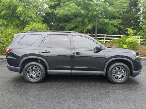 Crystal Black Pearl 2024 Honda Pilot TrailSport