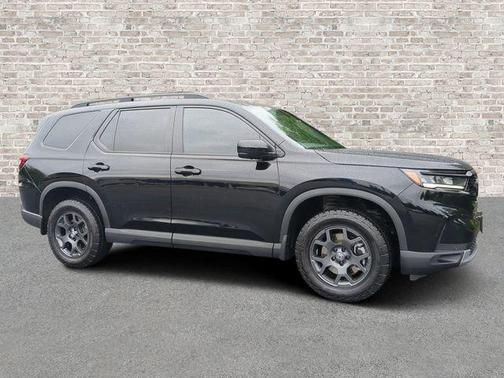 Crystal Black Pearl 2024 Honda Pilot TrailSport