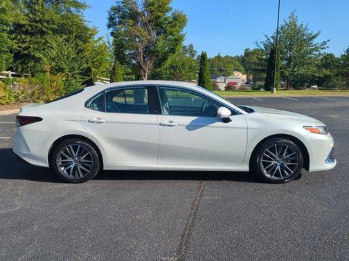 Wind Chill Pearl 2022 Toyota Camry XLE