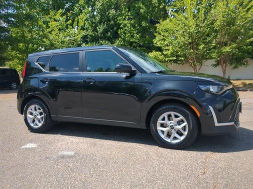 Fusion Black 2024 Kia Soul LX