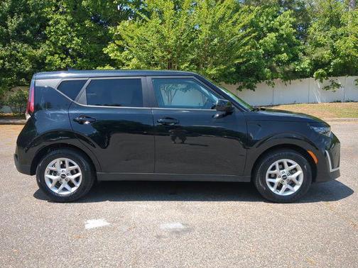 Fusion Black 2024 Kia Soul LX