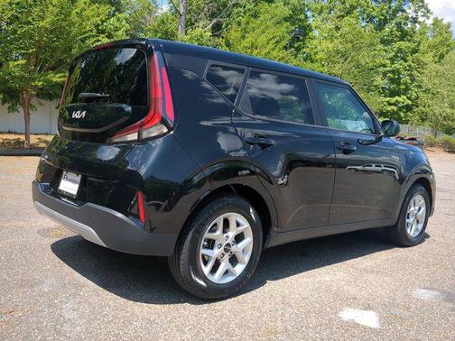 Fusion Black 2024 Kia Soul LX
