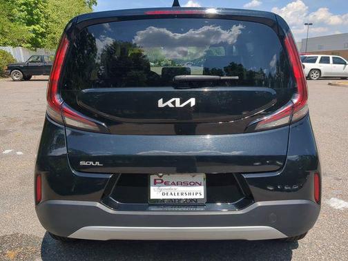 Fusion Black 2024 Kia Soul LX