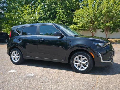 Fusion Black 2024 Kia Soul LX