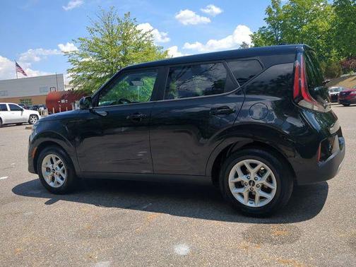Fusion Black 2024 Kia Soul LX