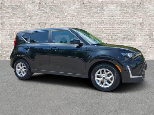 Fusion Black 2024 Kia Soul LX