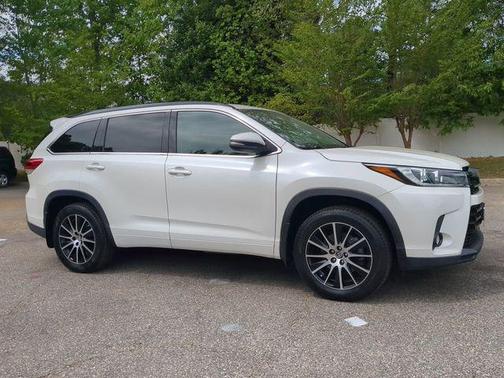Blizzard Pearl 2018 Toyota Highlander SE