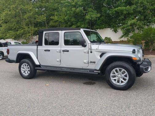 Silver Zynith Clearcoat 2023 Jeep Gladiator Sport S