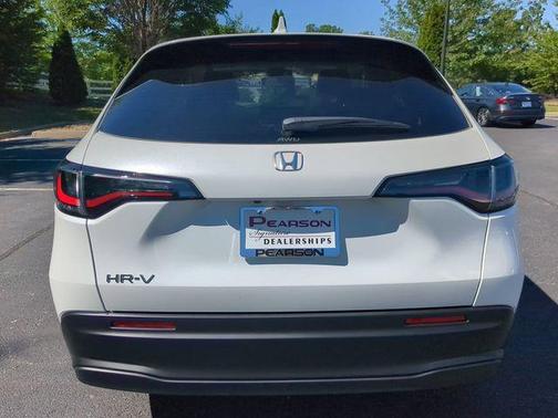 Platinum White Pearl 2027 Honda HR-V LX