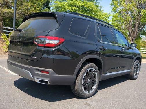 Crystal Black Pearl 2026 Honda Pilot Touring 8-Passenger