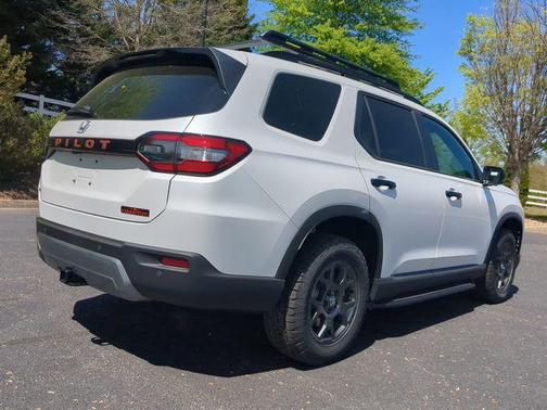Platinum White Pearl 2026 Honda Pilot TrailSport