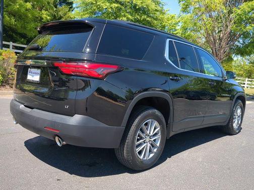 Mosaic Black Metallic 2023 Chevrolet Traverse LT Cloth