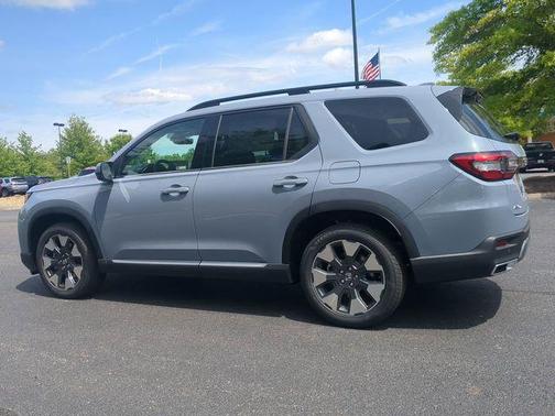 Sonic Gray Pearl 2026 Honda Pilot Touring 8-Passenger
