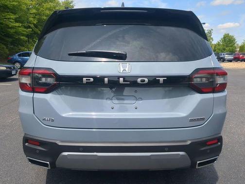 Sonic Gray Pearl 2026 Honda Pilot Touring 8-Passenger
