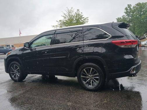 Midnight Black Metallic 2017 Toyota Highlander Hybrid XLE