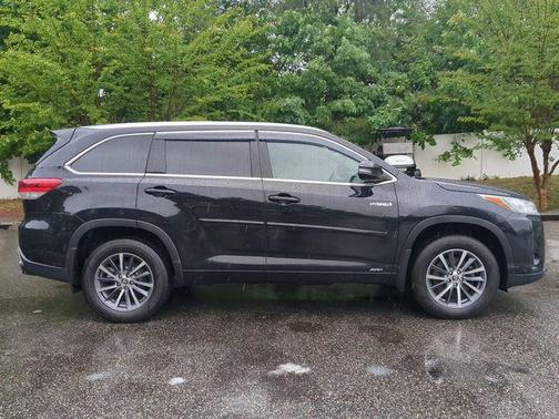 Midnight Black Metallic 2017 Toyota Highlander Hybrid XLE