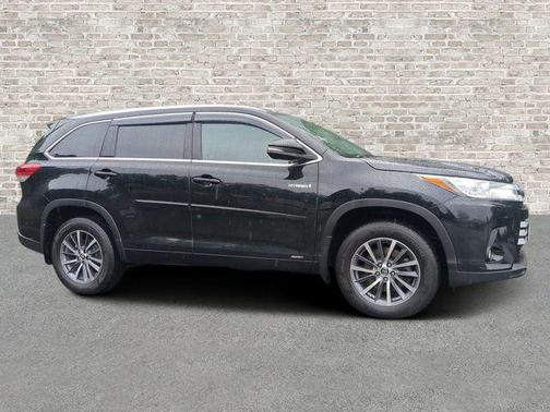 Midnight Black Metallic 2017 Toyota Highlander Hybrid XLE