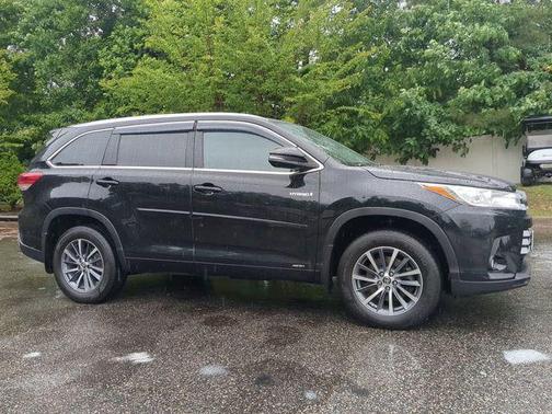 Midnight Black Metallic 2017 Toyota Highlander Hybrid XLE