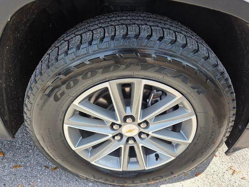 Mosaic Black Metallic 2023 Chevrolet Traverse LT Cloth