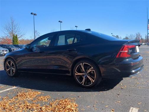 2024 Volvo S60 B5 Core Dark Theme