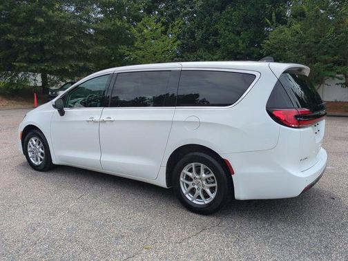 Bright White Clearcoat 2023 Chrysler Pacifica Touring L