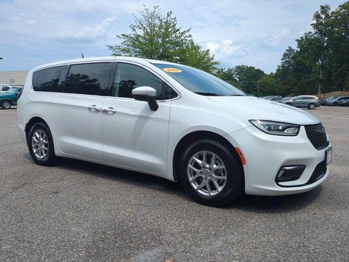 Bright White Clearcoat 2023 Chrysler Pacifica Touring L