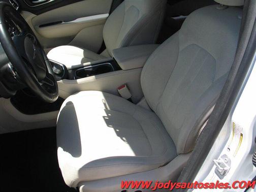 Bright White Clearcoat 2016 Chrysler 200 Limited