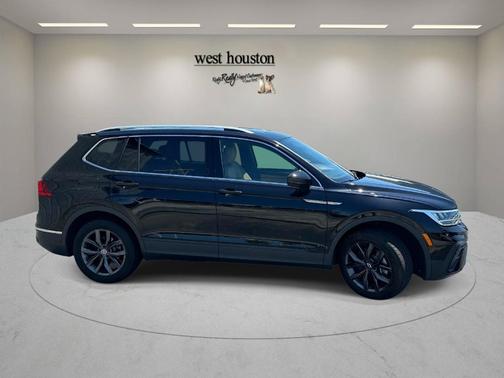 Deep Black Pearl Effect 2023 Volkswagen Tiguan 2.0T SE