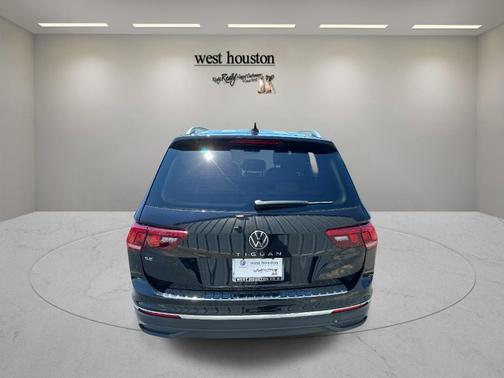 Deep Black Pearl Effect 2023 Volkswagen Tiguan 2.0T SE