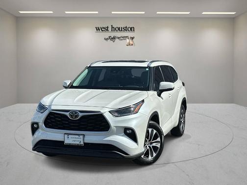 White 2021 Toyota Highlander XLE