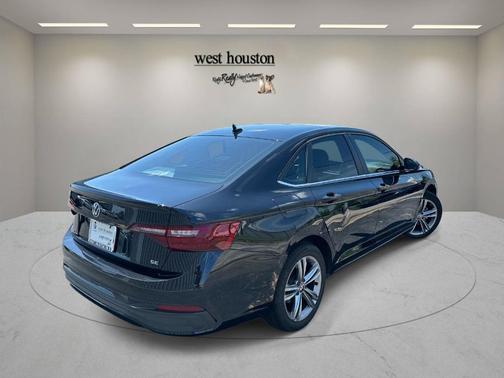 Deep Black Pearl Effect 2024 Volkswagen Jetta 1.5T SE