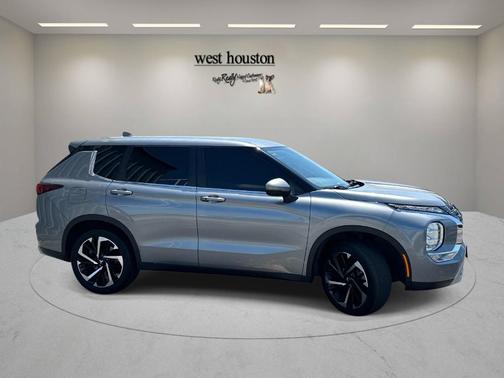 Gray 2023 Mitsubishi Outlander SE