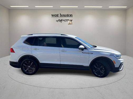 Opal White Pearl Effect 2023 Volkswagen Tiguan 2.0T SE