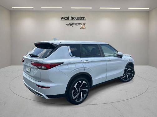 White 2022 Mitsubishi Outlander SE