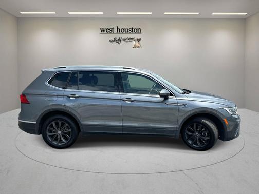 Platinum Gray Metallic 2022 Volkswagen Tiguan 2.0T SE