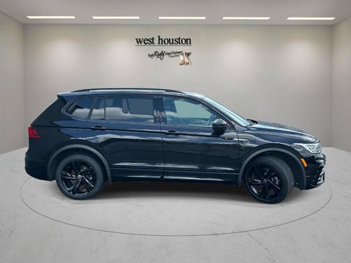 Deep Black Pearl Effect 2023 Volkswagen Tiguan 2.0T SE R-Line Black