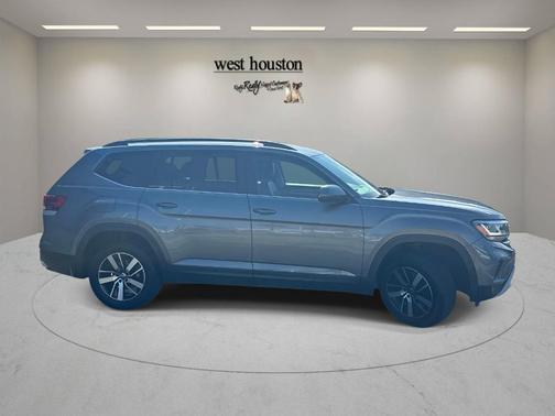 Platinum Gray Metallic 2022 Volkswagen Atlas 2.0T SE