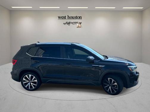 Deep Black Pearl Effect 2023 Volkswagen Taos 1.5T SE