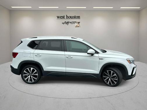 Pure White 2022 Volkswagen Taos 1.5T SE