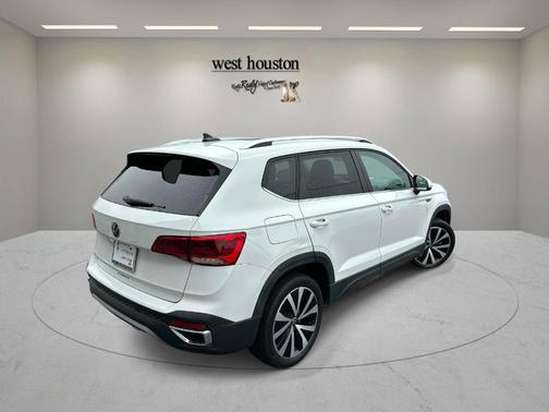Pure White 2022 Volkswagen Taos 1.5T SE